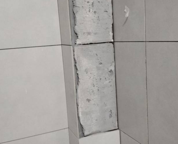 随州市瓷砖空鼓维修公司分享下瓷砖施工前基层浇水润湿程度不足，可能导致以下问题