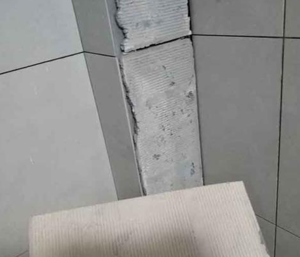 随州市瓷砖空鼓维修公司分享下厨房瓷砖脱落的补救措施。